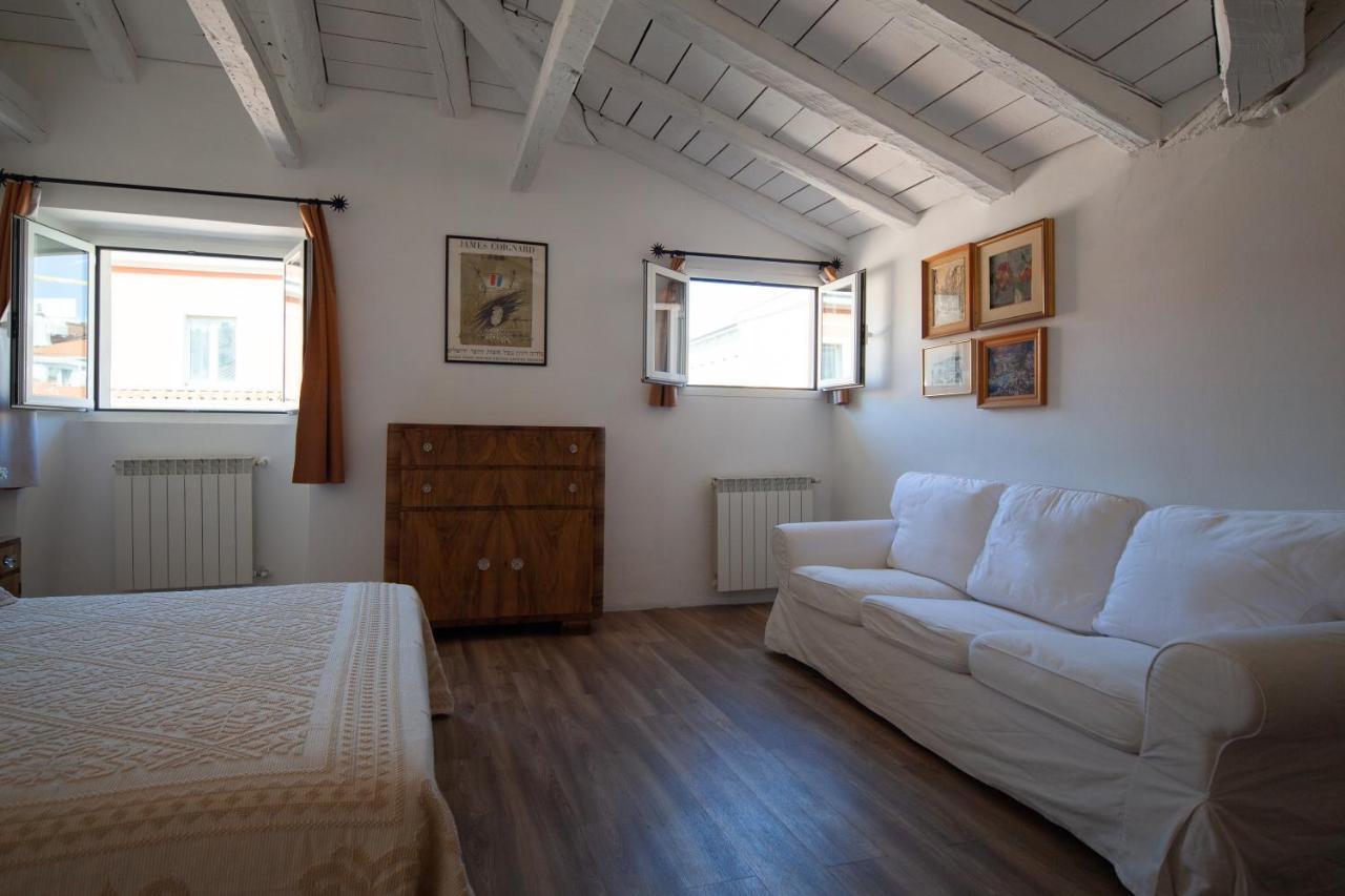 Serravallo'S Apartments Big Триест Экстерьер фото
